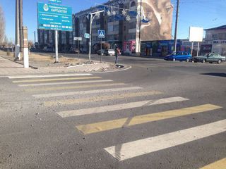 Читатель просит дорожников и местную власть следить за состоянием центральной улицы Балыкчы (фото)