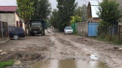 В жилмассиве Кыргызстан на улице Кожомкула после дождя невозможно ходить (фото)