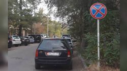 На Горького - Тыныстанова водители паркуются под знаком «Остановка и стоянка запрещена» (фото)