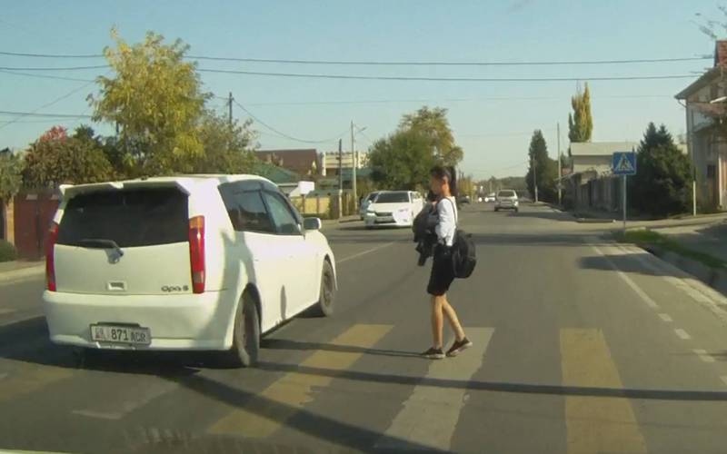 На улице Фрунзе водитель «Тойоты» чуть не сбил девочку на «зебре» (видео) 
