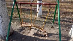 Горожанин просит починить качели в парке победы в Канте