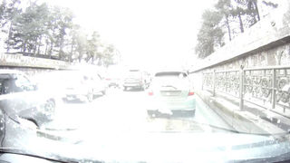 В Бишкеке школьницы с моста кидали снег на машины <i>(видео)</i>