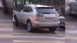 На Московской-Гоголя «Лексуса» припарковали на «зебре» возле школы