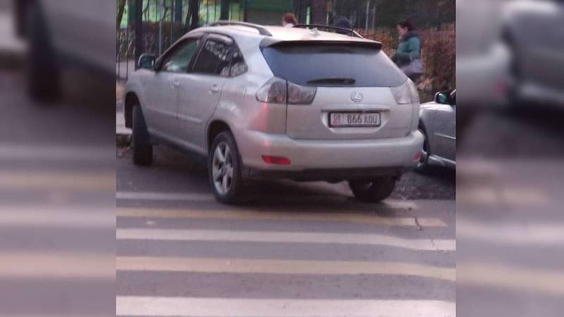 На Московской-Гоголя «Лексуса» припарковали на «зебре» возле школы