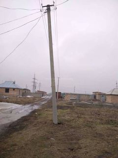 Житель новостройки Квартал-2 в селе Военно-Антоновка просит заменить накренившийся столб (фото)