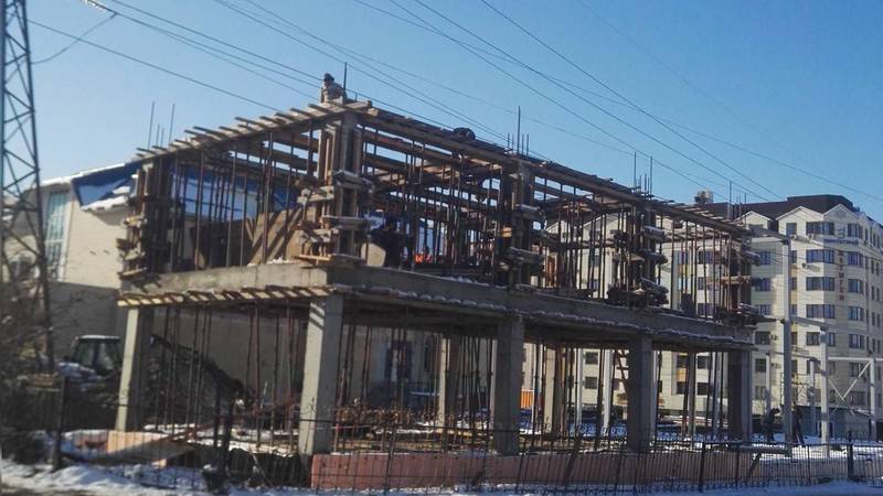 Горожанин: Только в Бишкеке можно строить под высоковольтными линиями