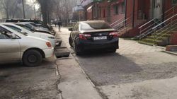 На Фрунзе-Исанова «Тойоту» припарковали на тротуаре