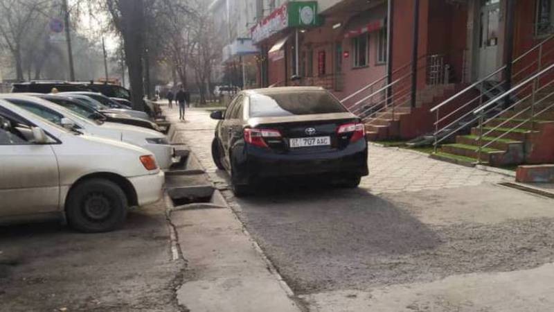 На Фрунзе-Исанова «Тойоту» припарковали на тротуаре