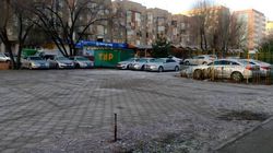 Бишкекчанка интересуется, законно ли автостоянка занимает участок общего пользования в мкр Тунгуч? <i>(фото)</i>