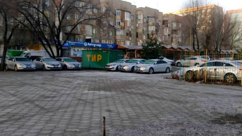 Бишкекчанка интересуется, законно ли автостоянка занимает участок общего пользования в мкр Тунгуч? (фото)