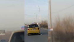 На Льва Толстого водитель такси создавал аварийную ситуацию. По Carcheck машина находится в аресте <i>(видео)</i>