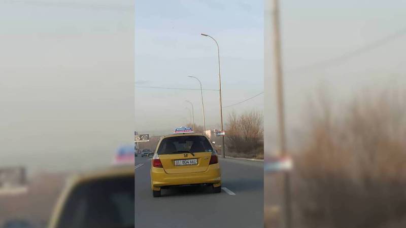 На Льва Толстого водитель такси создавал аварийную ситуацию. По Carcheck машина находится в аресте (видео)