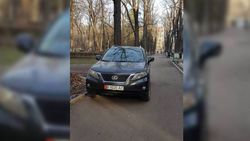 В сквере на Московской-Тоголок Молдо «Лексус» припарковали на тротуаре