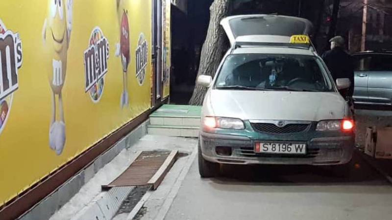 На улице Миррахимова в 5 мкр авто припарковали на тротуаре (фото)