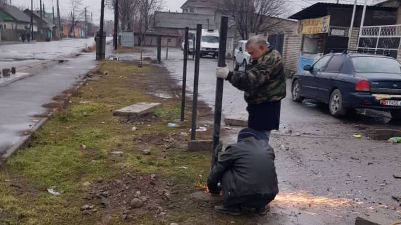 Незаконно установленные металлические столбы на ул.Тойгонбаева добровольно демонтированы (фото)