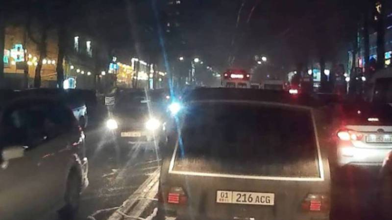 На Байтик Баатыра-Горького в пробке водитель развернулся через сплошную линию. Видео