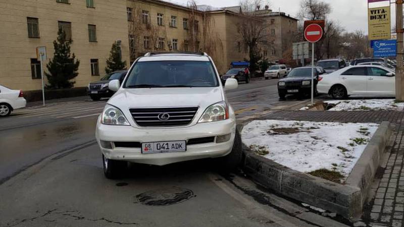 На Токтогула-Орозбекова «Лексус» припарковали на перекрестке. Фото