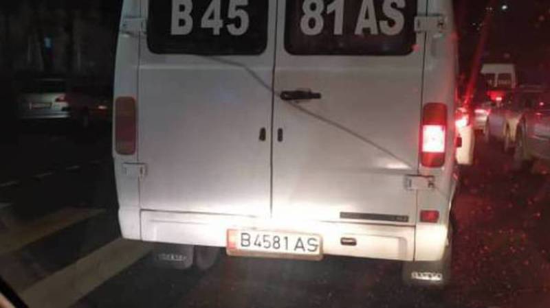 В Бишкеке водитель маршрутки нарушил ПДД. По Carcheck машина находится в залоге и имеет штрафы на 12 тыс. сомов