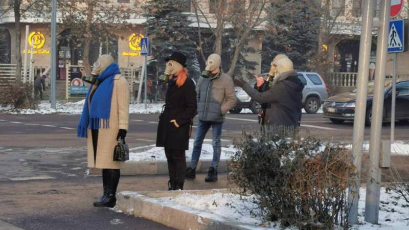 Выяснилось, почему на улицах Бишкека люди ходили в противогазах
