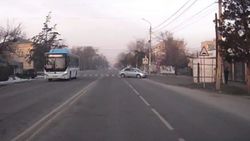 В Бишкеке машина патрульной милиции нарушила ПДД. Видео