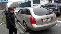 На ул.Токтогула «Ниссан» припарковали на «зебре»