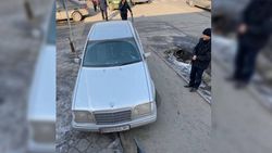 На Ильменской-Лумумбы «Мерседес» мешает проходу пешеходов. Фото