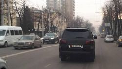 В центре Бишкека ехал полностью затонированный «Лексус». Видео, фото