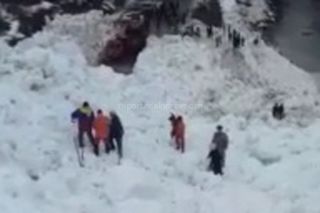 Спасатели МЧС помогают пожилым людям и детям перейти через лавину на автодороге Бишкек—Ош <i>(видео)</i>