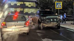 «Тойоту Тундру» припарковали на встречной полосе на пешеходном переходе. Фото