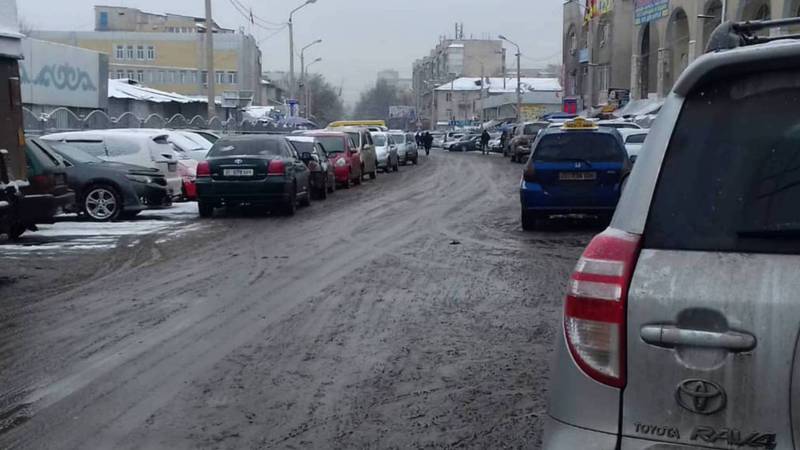 Бишкекчанка жалуется на парковку машин вокруг Ошского рынка. Фото