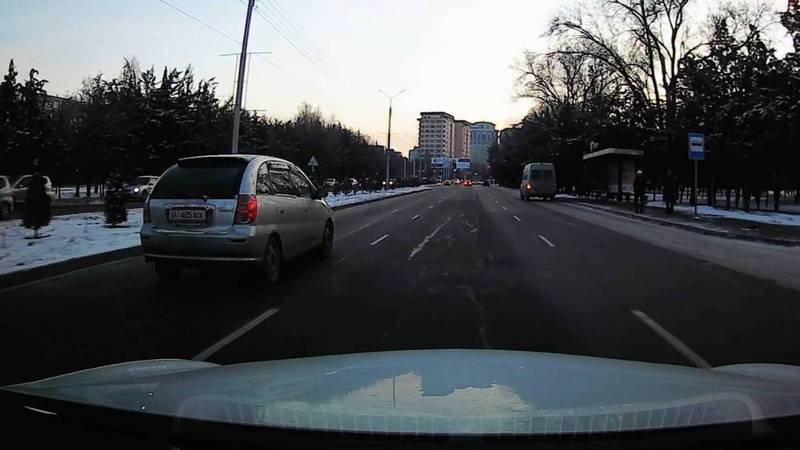 На ул.Токомбаева «Тойота» проехала на красный свет, не пропустив пешеходов (видео, фото)