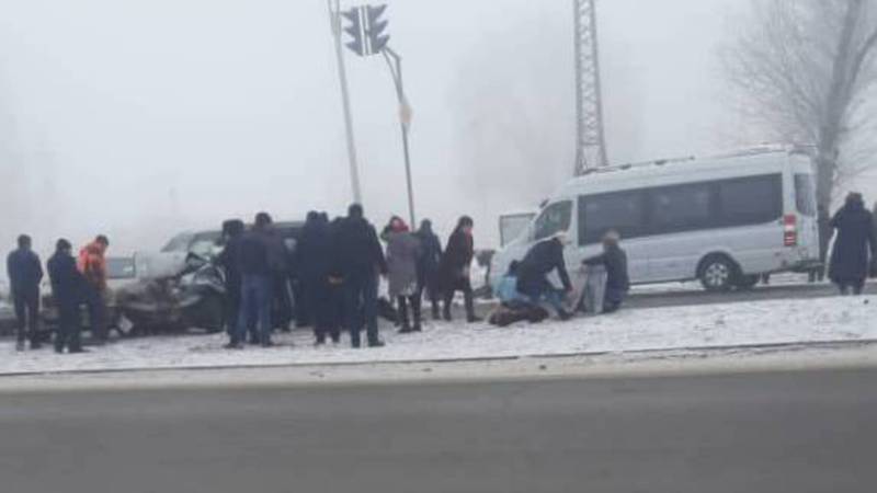 На объездной дороге «Мерседес» столкнулся с «Хондой». 9 человек пострадали. Видео, фото