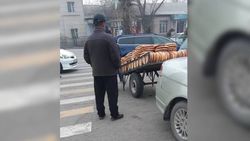В городе Жалал-Абад на тротуаре продают туши скота и хлеб. Фото
