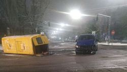 На ул.Суеркулова столкнулись две машины, от удара одна из них перевернулась. Фото