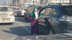 На улицах Бишкека попрошайничают на проезжей части дороги, создавая аварийную ситуацию. Видео