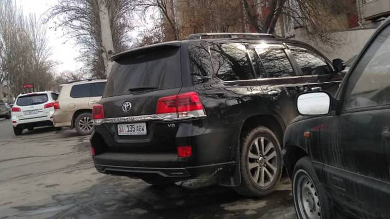 На улице Ибраимова припаркована полностью тонированная «Тойота Ленд Крузер». Фото