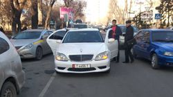В центре Бишкека водитель «Мерседеса» подрезал несколько авто и создавал аварийную ситуацию. <b>Видео, фото</b>