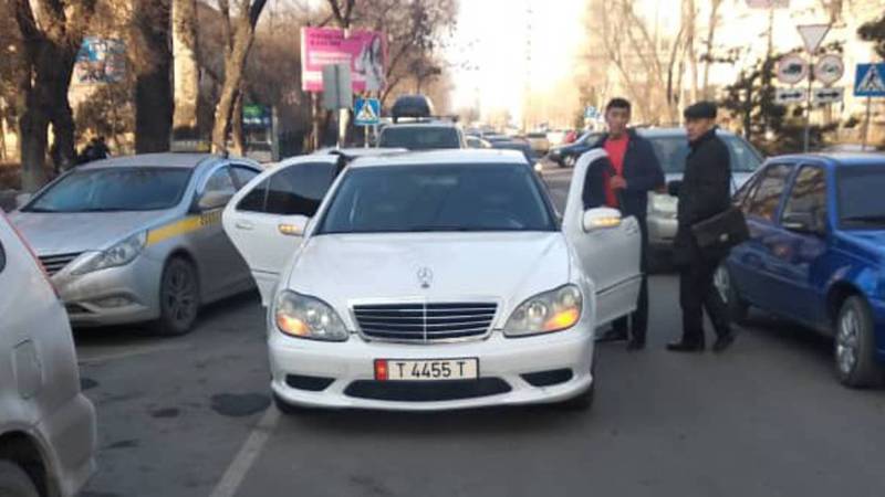 В центре Бишкека водитель «Мерседеса» подрезал несколько авто и создавал аварийную ситуацию. Видео, фото