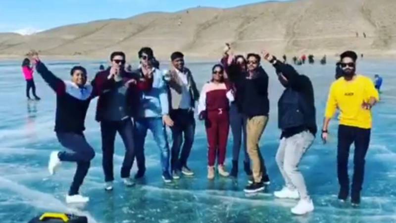 Танец иностранцев на замерзшем озере Ара-Коль. Видео