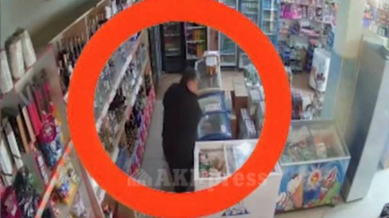 Камера видеонаблюдения засняла момент кражи продуктов в магазине в Новопавловке