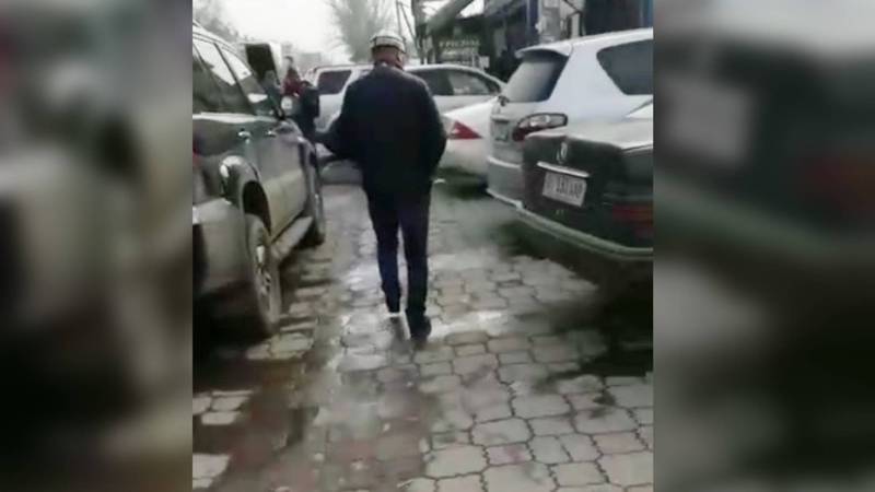 На улице Курманжан Датки пешеходам негде ходить, - горожанка (видео)