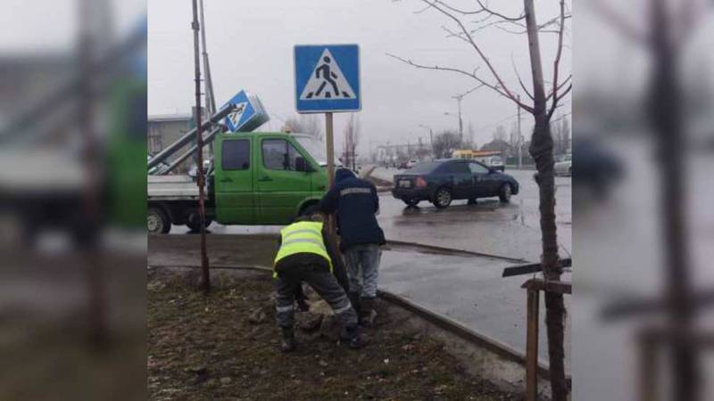 Дорожный знак на Ахунбаева-Молдокулова был сбит, его восстановили. Фото