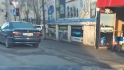 На Токтогула-Суюмбаева водитель «БМВ» постоянно паркуется в неположенном месте, - очевидец