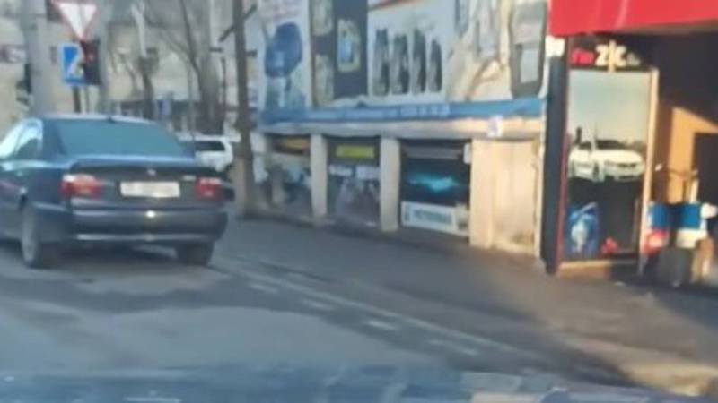 На Токтогула-Суюмбаева водитель «БМВ» постоянно паркуется в неположенном месте, - очевидец