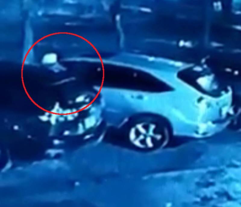 В Бишкеке парень разбил стекло машины и украл вещи. Видео