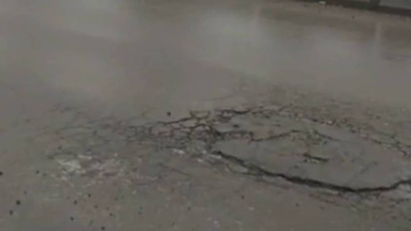 В селе Александровка на новой дороге Бишкек–Кара-Балта появились ямы (видео)