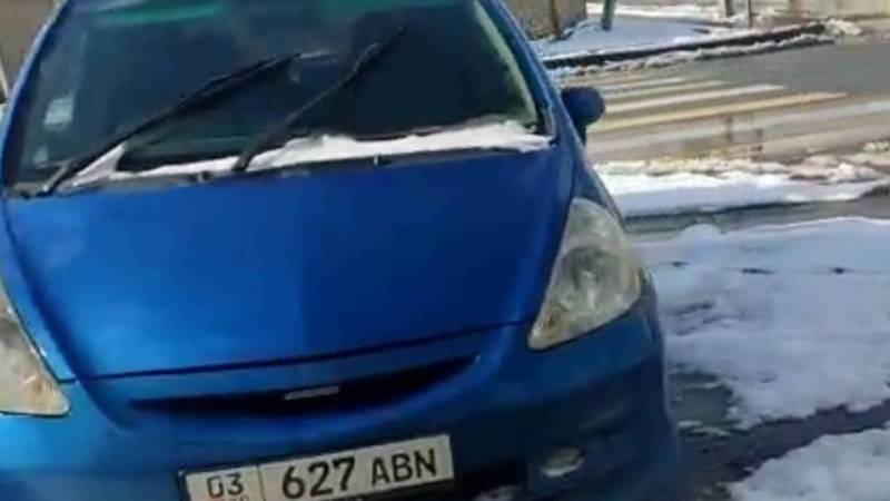 Житель жилмассива Кок-Жар жалуется на припаркованные на тротуаре машины