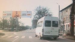 На проспекте Жибек-Жолу водитель маршрутки проехал на красный свет светофора. Видео