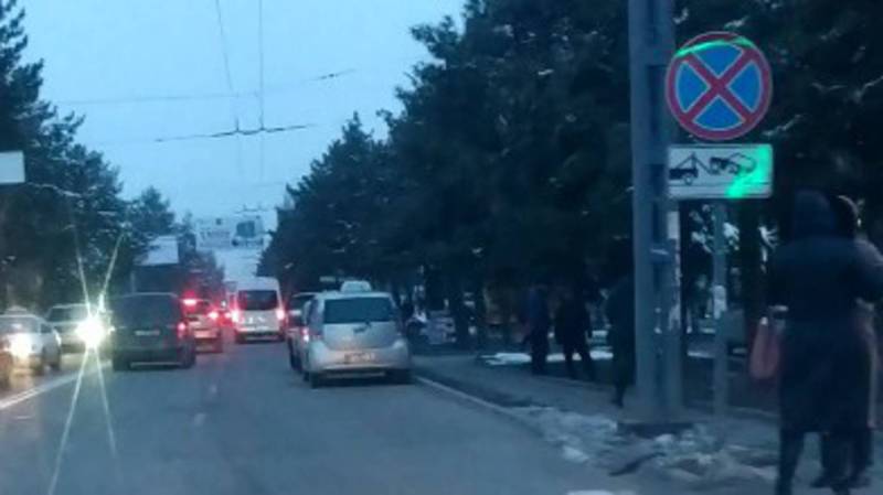 На Юнусалиева-Суеркулова таксисты паркуются под запрещающим знаком. Видео