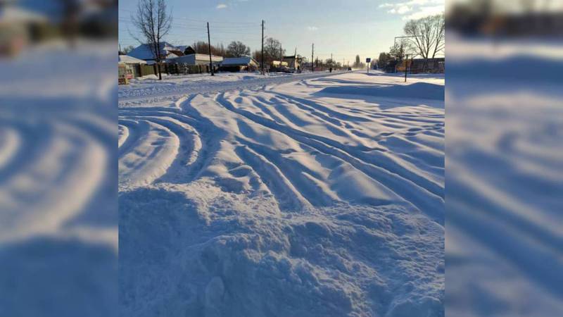 В Чолпон-Ате машины застревают в снегу высотой 50 см. Видео